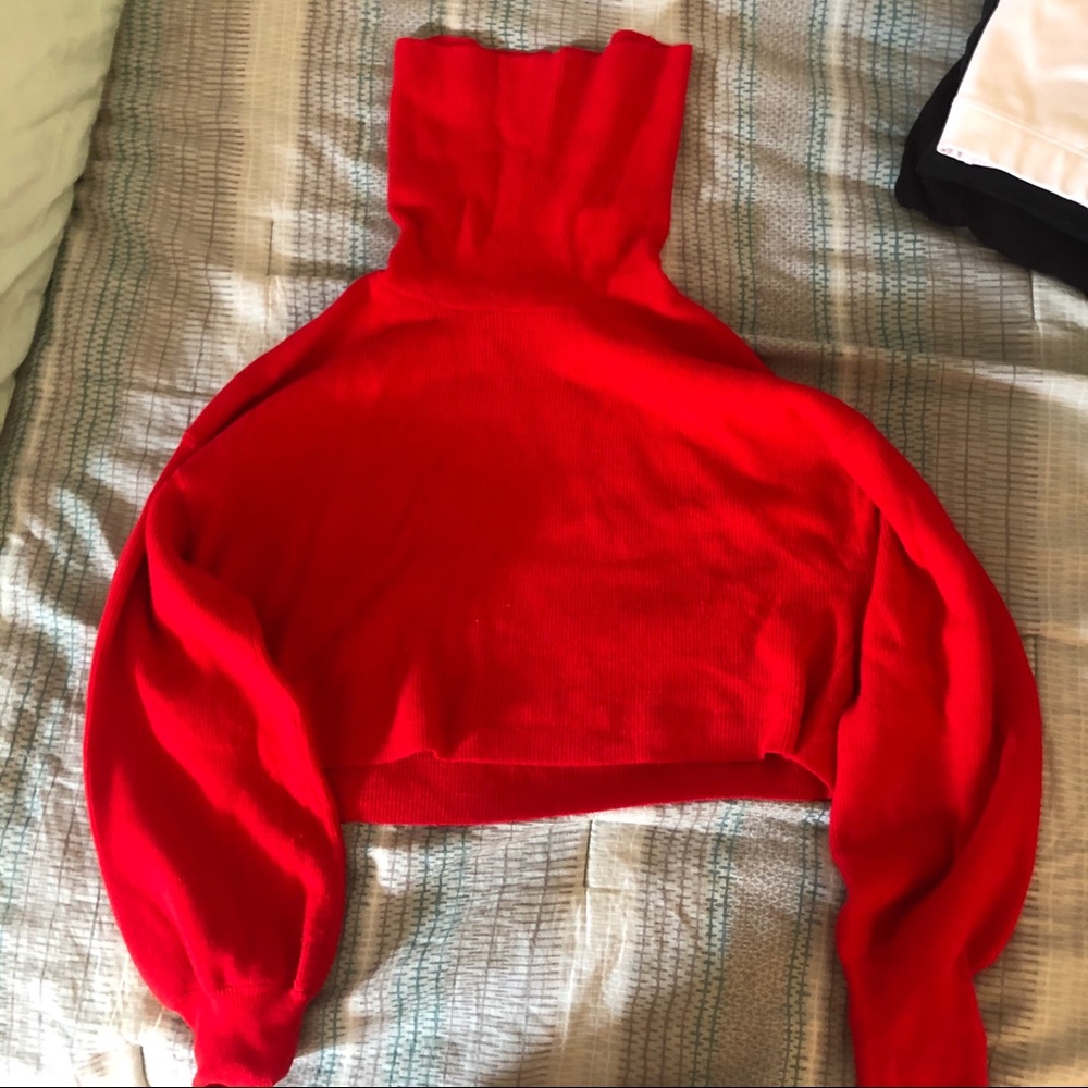 RED CROPPED TURTLENECK